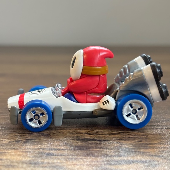 Nintendo HOT WHEELS 2018 Mario Bros Kart SHY GUY B-Dasher Diecast Toy Car Cart - Picture 4 of 7